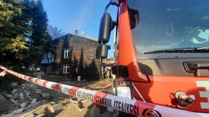 Cihangir’de Ahşap Binada Yangın: Dumanlar Kilometrelerce Öteden Görüldü