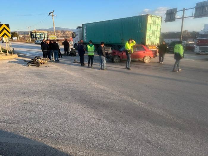 Kırmızı Işıkta Geçen Motosiklet, Otomobille Çarpıştı: 1 Yaralı