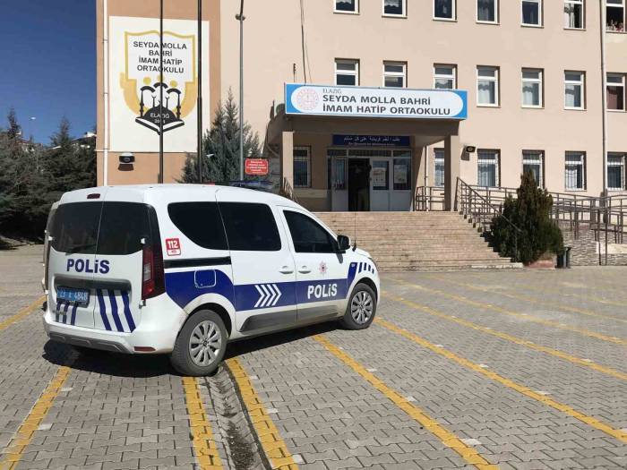 Tartıştığı Arkadaşını Okul İçerisinde Meyve Bıçağı İle Yaraladı