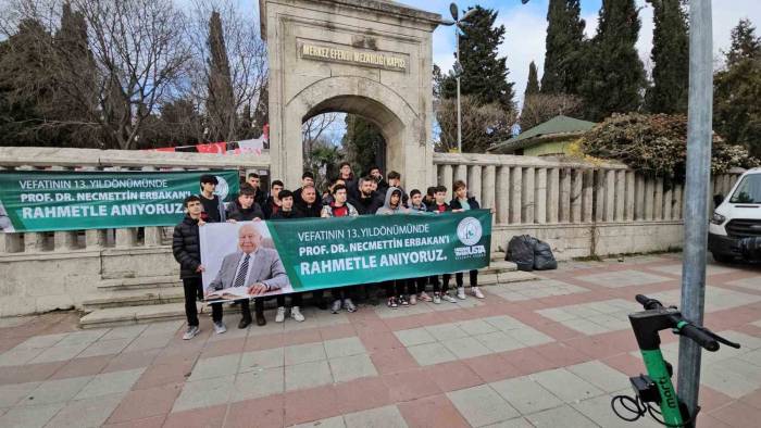Gaziosmanpaşalı Öğrenciler Eski Başbakanlardan Necmettin Erbakan’ı Kabri Başında Andı