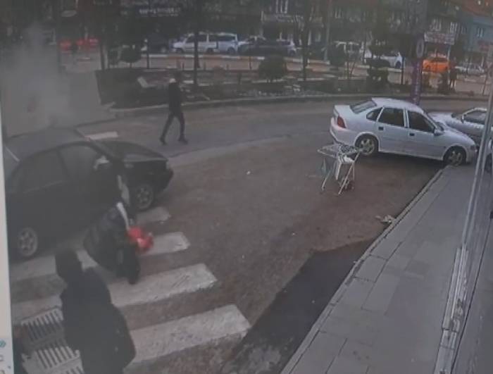 Radyatör Hortumu Patlayan Otomobilden Kadın Ve Çocuk Kendilerini Korkuyla Dışarı Attı