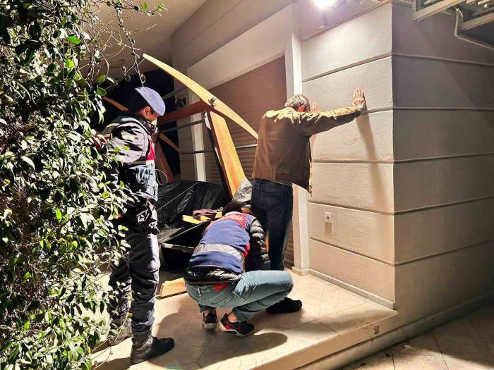 İzmir Merkezli 9 İlde Terör Operasyonu: 21 Gözaltı