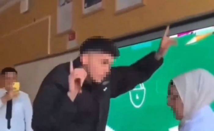 Öğretmenin Karşısında Oynayıp Tiktok Videosu Çektiler