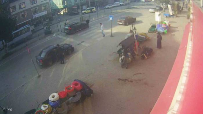 Kurallara Uyarak Yaya Geçidini Kullanan Yaşlı Adama Göz Göre Göre Böyle Çarptı