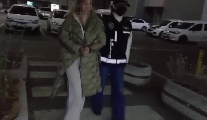 Lüks Aracın Üzerinde Para Sayarak Silah Paylaşımı Yapan Sosyal Medya Fenomeni Gözaltına Alındı