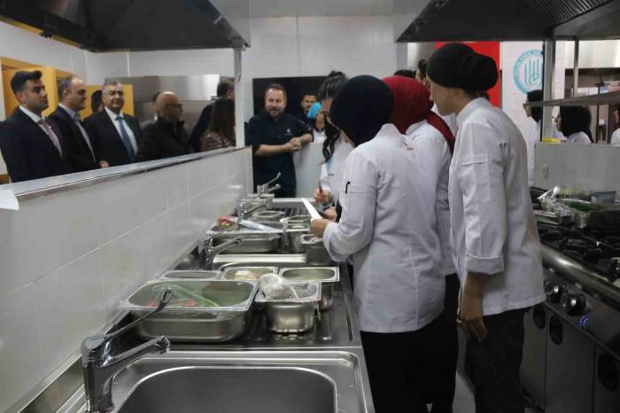 Ünlü Gastronomi Şefi Üniversite Öğrencileriyle Yemek Yaptı