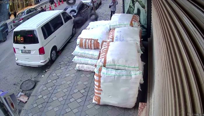 Zeytinburnu’nda İnanılmaz Anlar Kamerada: Kaldırımda Yürüyen Kadının Üzerine Lastik Yağdı