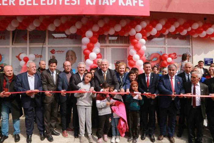 Başkan Atay, 17’inci Kitap Kafe’yi Açtı