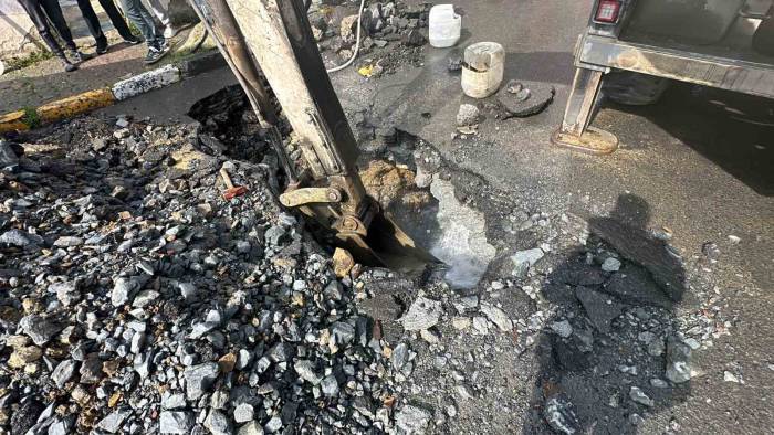 Beyoğlu’nda İsale Borusu Patladı: Tazyikli Su Binaların Boyunu Aştı