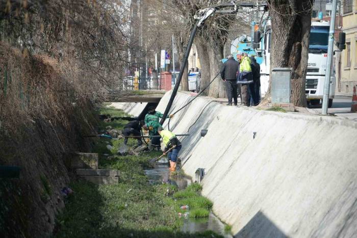 Bozüyük’te Kanal Temizliği