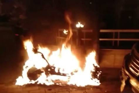 Kız Arkadaşıyla Tartışan Uzman Çavuş 5 Araç Ve Çöp Konteynerlerini Ateşe Verdi