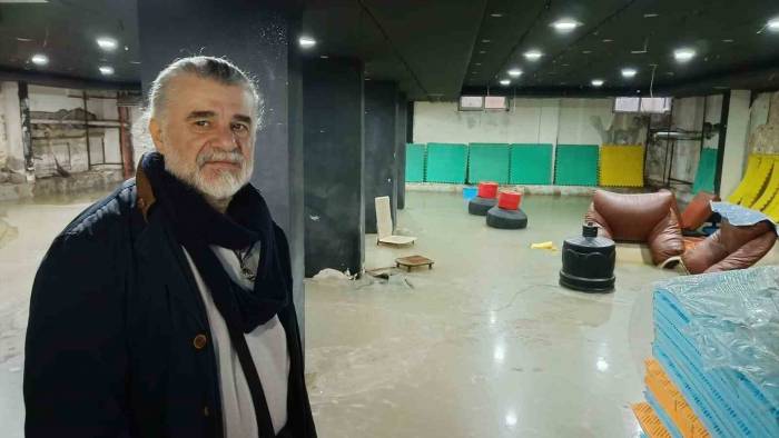 Kanalizasyon Temizlenmedi, Spor Salonu Lağımla Doldu