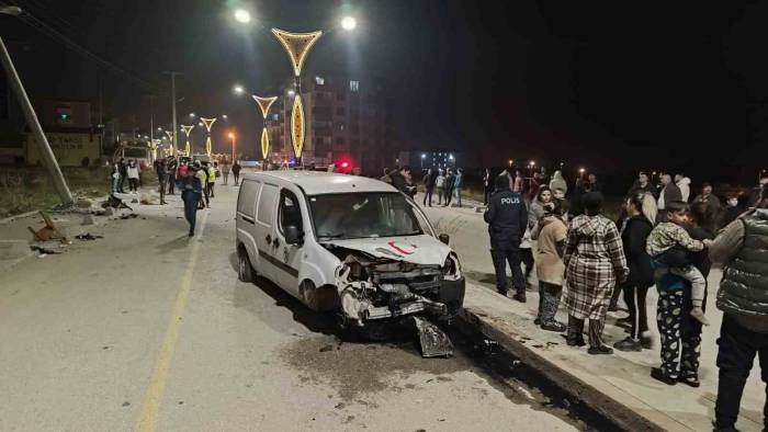 Elektrik Direğine Çarpan Hafif Ticari Araçtaki 4 Kişi Yaralandı