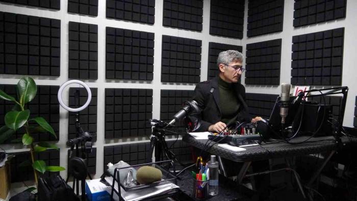 Depremde Hizmet Binaları Yıkılan Radyocular “Ses” Vermek İçin Mücadele Ediyor