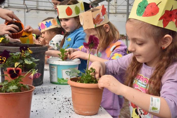 Minik Öğrenciler İtfaiye Araçlarını Ve Bitkileri Yakından İnceledi