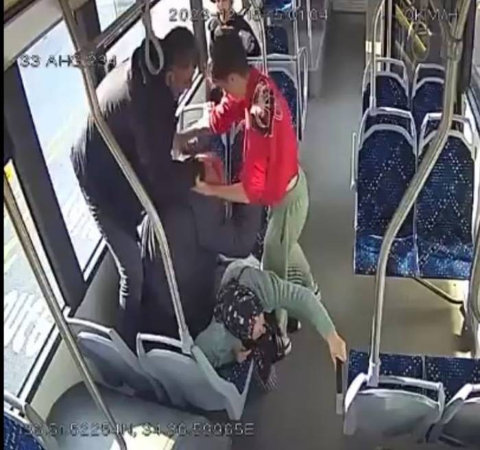 Okul Müdürü Ve Oğlunun, Otobüste Yaşlı Çifti Darp Etme Görüntüleri Ortaya Çıktı