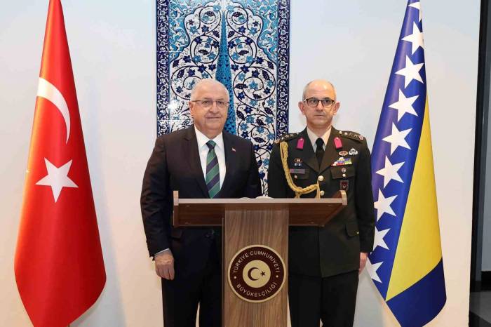 Bakan Güler’den Bosna Hersek’in İlk Cumhurbaşkanı İzzetbegoviç’in Mezarına Ziyaret