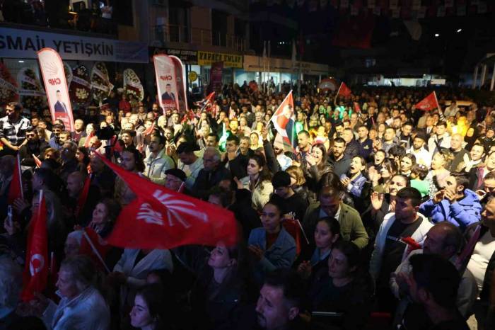 Seferihisar’da Seçim Ofisi Açılışı Mitinge Dönüştü