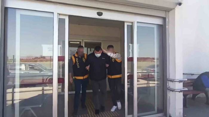 Adana’da Bir Eve Yapılan Baskında 5 Tabanca Ve Parçaları Ele Geçirildi