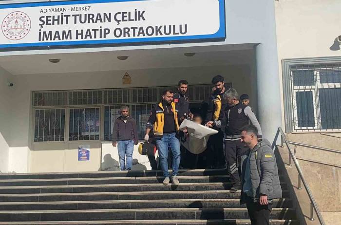 Ortaokul Öğrencisi Okulda Bıçaklandı