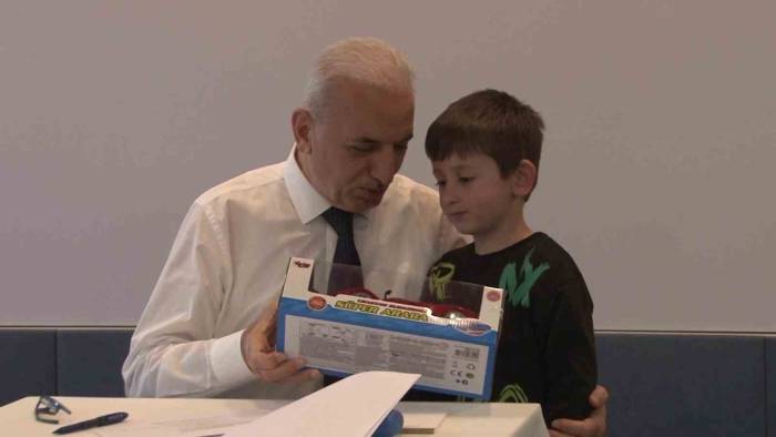 Ümraniye’de Başkan İsmet Yıldırım Vatandaşlara Çorba İkramında Bulundu