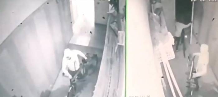 Batman’da Bisiklet Hırsızları Apartmanın Güvenlik Kamerasına Yakalandı