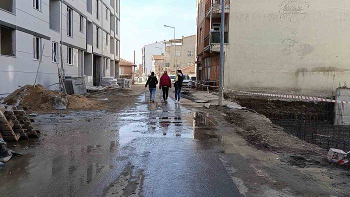 Edirne’de Bozuk Yollar Ve Su Kesintileri Vatandaşı Canından Bezdirdi