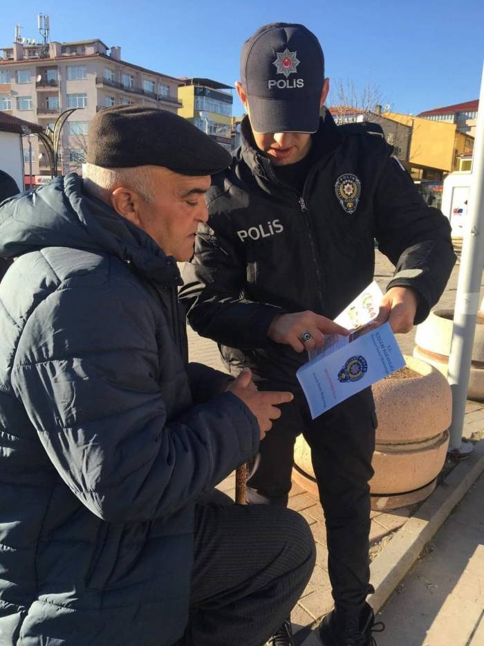Alaca’da Vatandaşa Broşür Dağıtılarak Dolandırıcılık Uyarısı Yapıldı