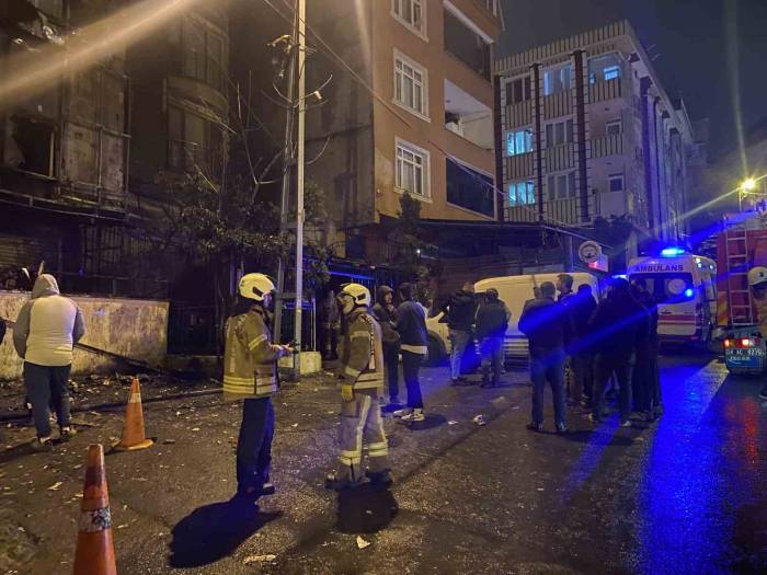 Eyüpsultan’da Kıraathanede Çıkan Yangında 6 Katlı Bina Alev Alev Yandı
