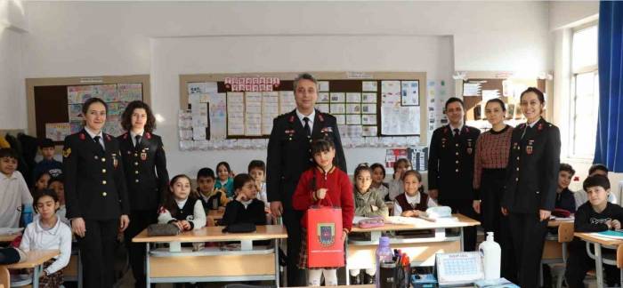 Resim Yarışmasında Dereceye Girenlere Jandarmadan Hediye