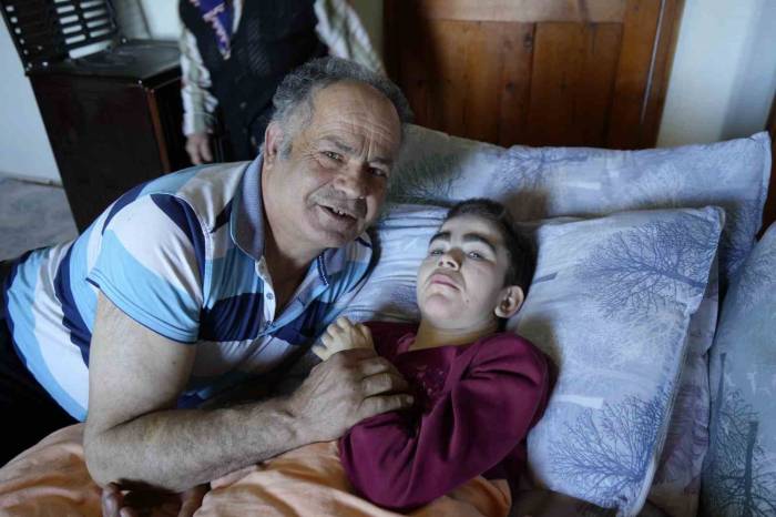 Doktorların "15 Yaşını Göremez" Dediği Engelli Kızı Şimdi 28 Yaşında