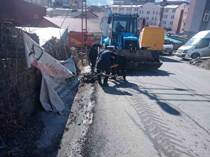 Hakkari Belediyesi Kanal Temizliği Başlattı