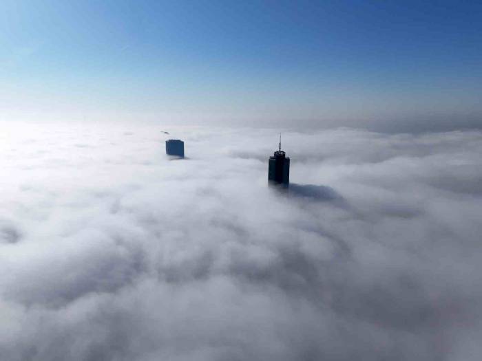 İstanbul’da Etkili Olan Sis Nedeniyle Dev Gökdelenler Adeta Kayboldu