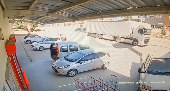 Direksiyonu Kilitlenen Otomobilin Beton Bloğa Çarpma Anı Kamerada