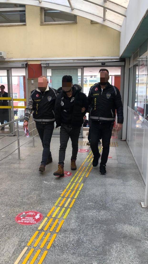 Husumetlisini Topuklarından Vurdu