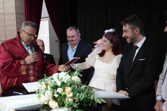 Evliliklerini Taze Tutmak İçin 29 Şubat’ı Seçtiler