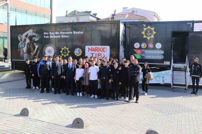 ‘Narko Tır’ Sancaktepe’de Öğrencileri Bilgilendirdi