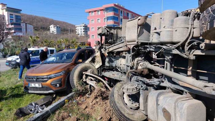 Samsun’da Kavşakta Kamyon İle Otomobil Çarpıştı: 2 Yaralı