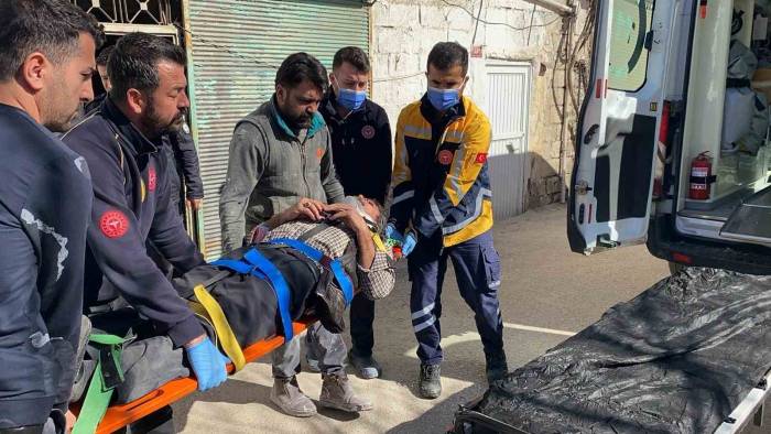 Görme Engelli Babası İle Oğlunu Damdan Aşağı Attı