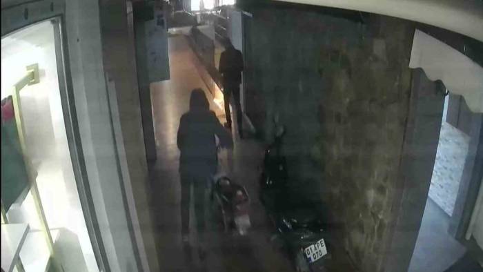 Adana’da Motosiklet Hırsızı Polisten Kaçamadı