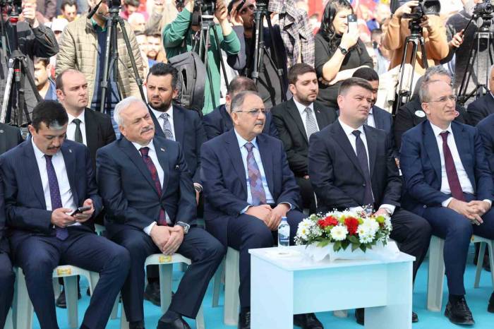 Bakan Özhaseki: "Türkiye’nin Her Tarafında Kentsel Dönüşümü Destekliyorum"