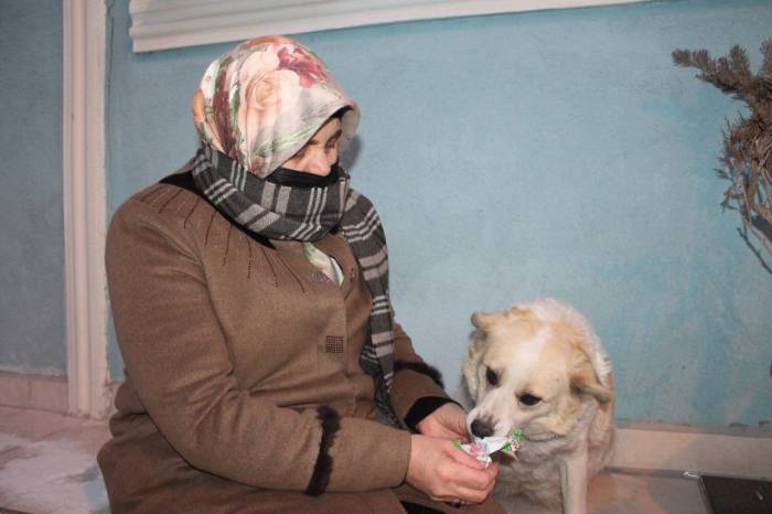 Mahallenin Maskotu ’çirkin’ Alkış Sesi Duyunca Oynamaya Başlıyor