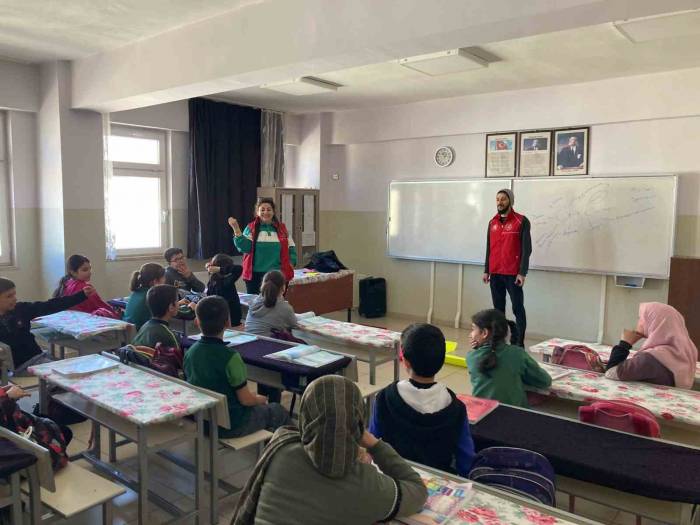 Elazığ’da Öğrencilere Sek Sek Oyunu İle Öfke Çözme Yöntemi Eğitimi