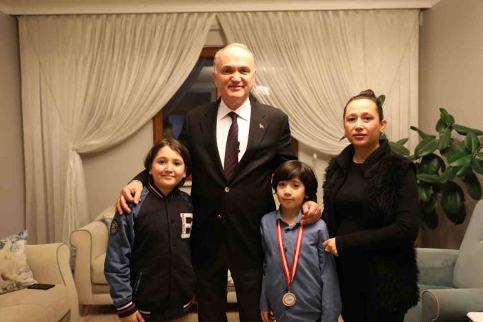 Okuma Şampiyonuna Dünya Klasikleri Hediye Etti