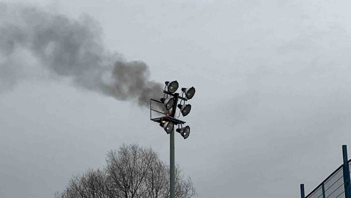 Aydınlatma Direği Yandı, Futbol Müsabakası Ertelendi
