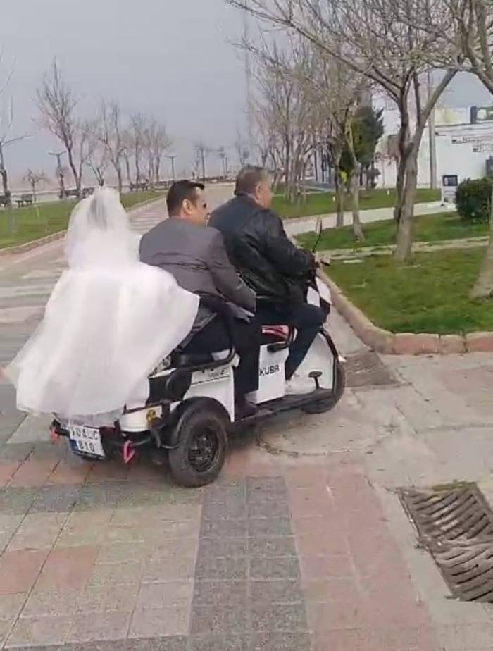 Elektrikli Scooter Gelin Arabasına Dönüştü