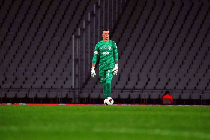 Beşiktaş Derbilerinin En Deneyimlisi Fernando Muslera