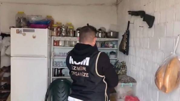 İzmir’de Suç Örgütlerine Ve Kaçakçılara Bir Günde 3 Operasyon