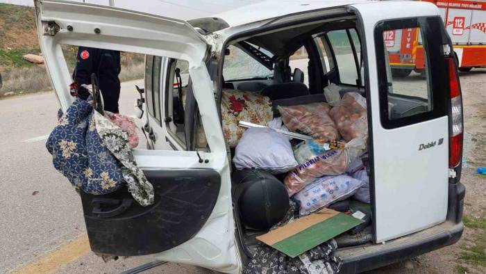 Hafif Ticari Araç Takla Attı, Sürücü Ağır Yaralandı