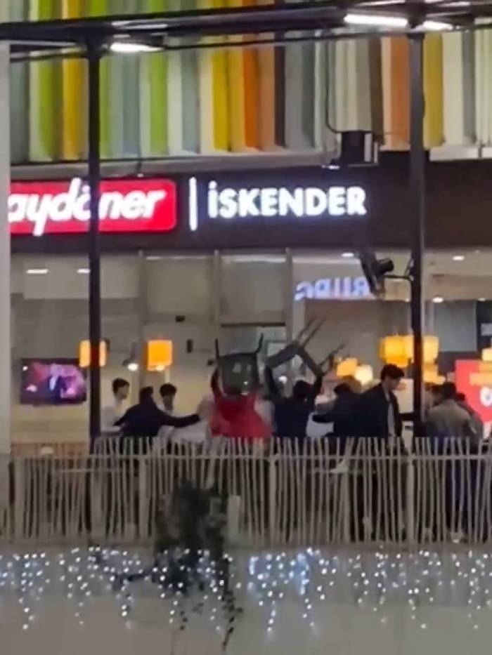 Boks Ringi Değil Avm: Ellerine Geçirdikleri Sandalyeleri Birbirlerine Fırlattılar